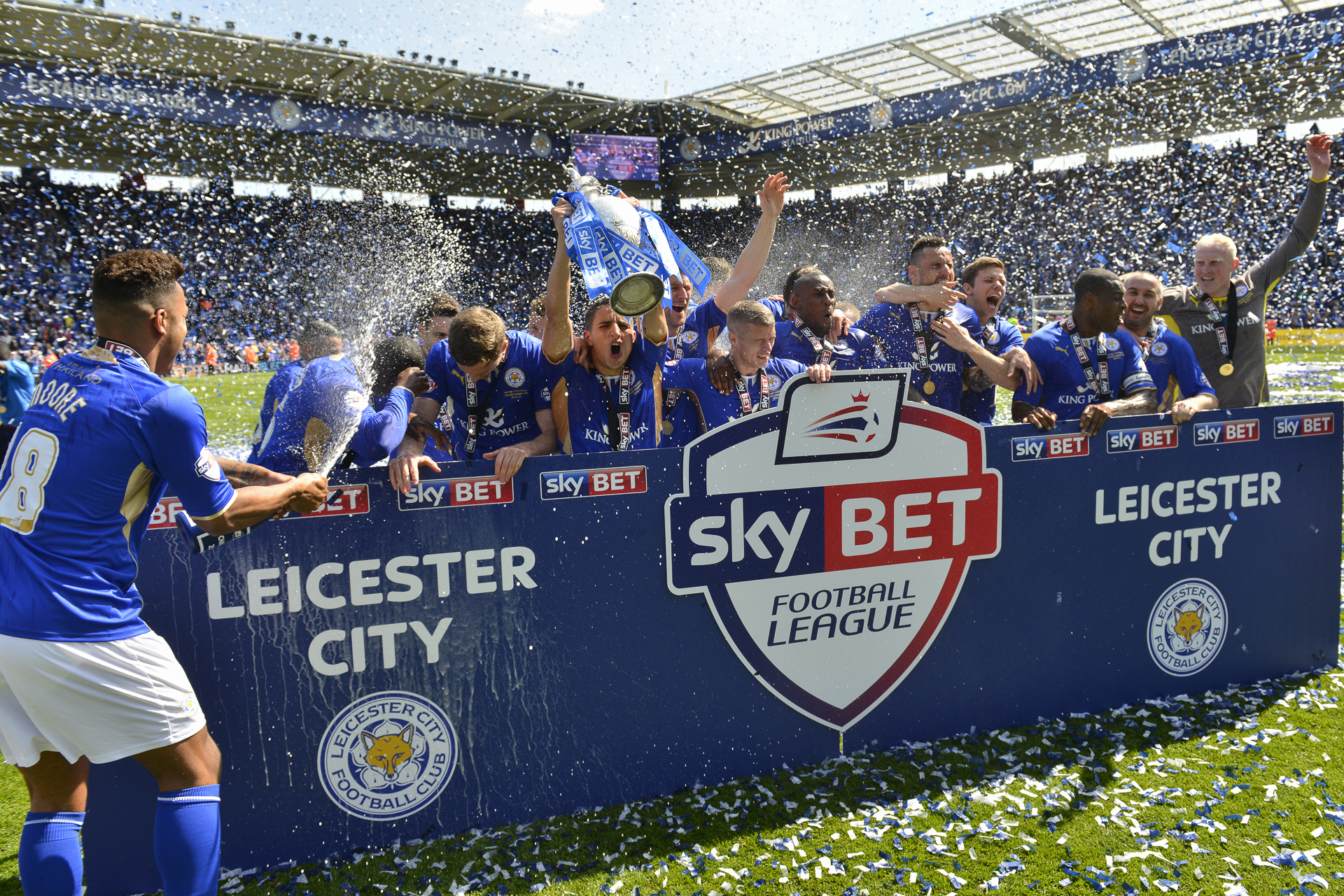 Plantilla del Leicester en la temporada 2013-14 celebrando el título de segunda división inglesa