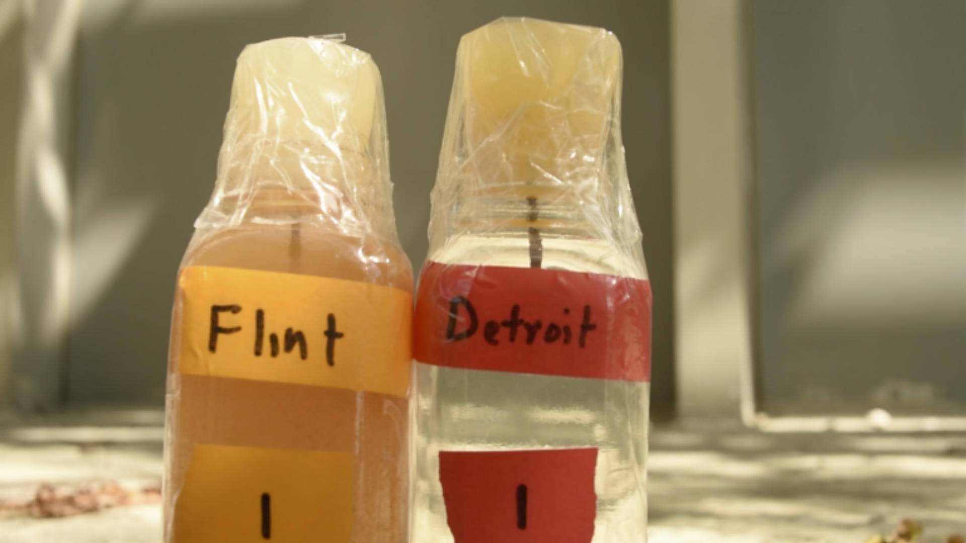 Dosis con muestras sobre el agua de Flint y Detroit