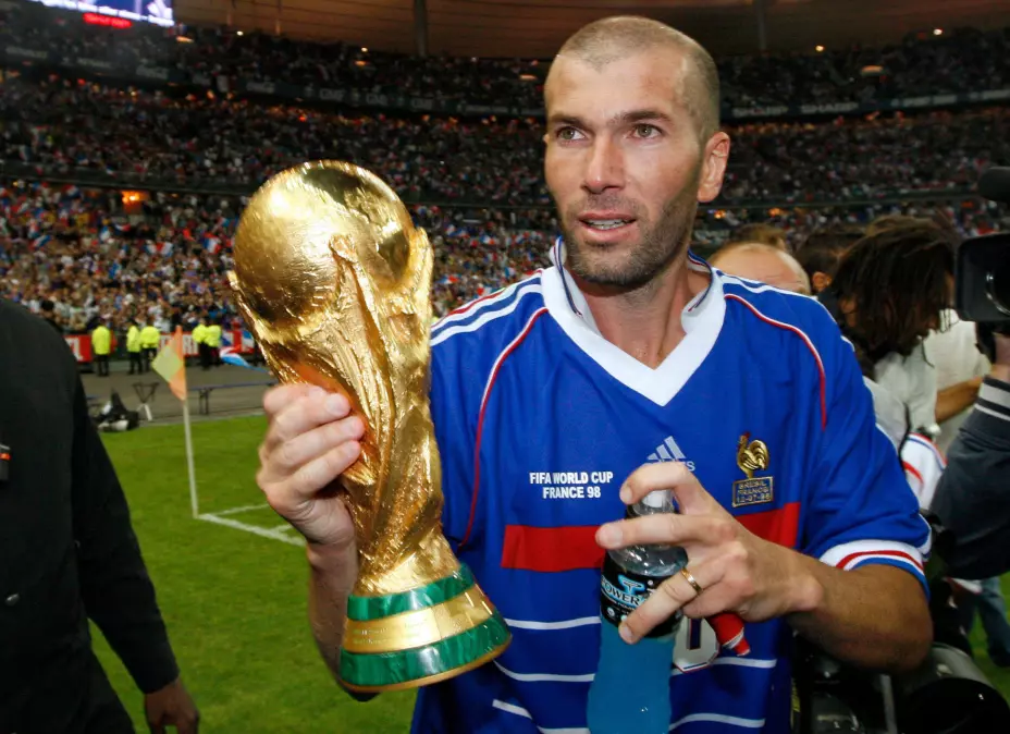 Imagen de bloque de Zinedine Zidane con la copa del mundo