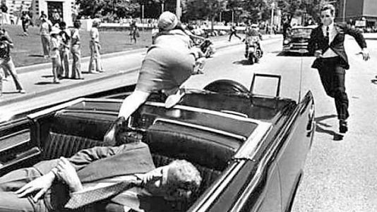 JFK en el coche tras ser asesinado y su mujer huyendo