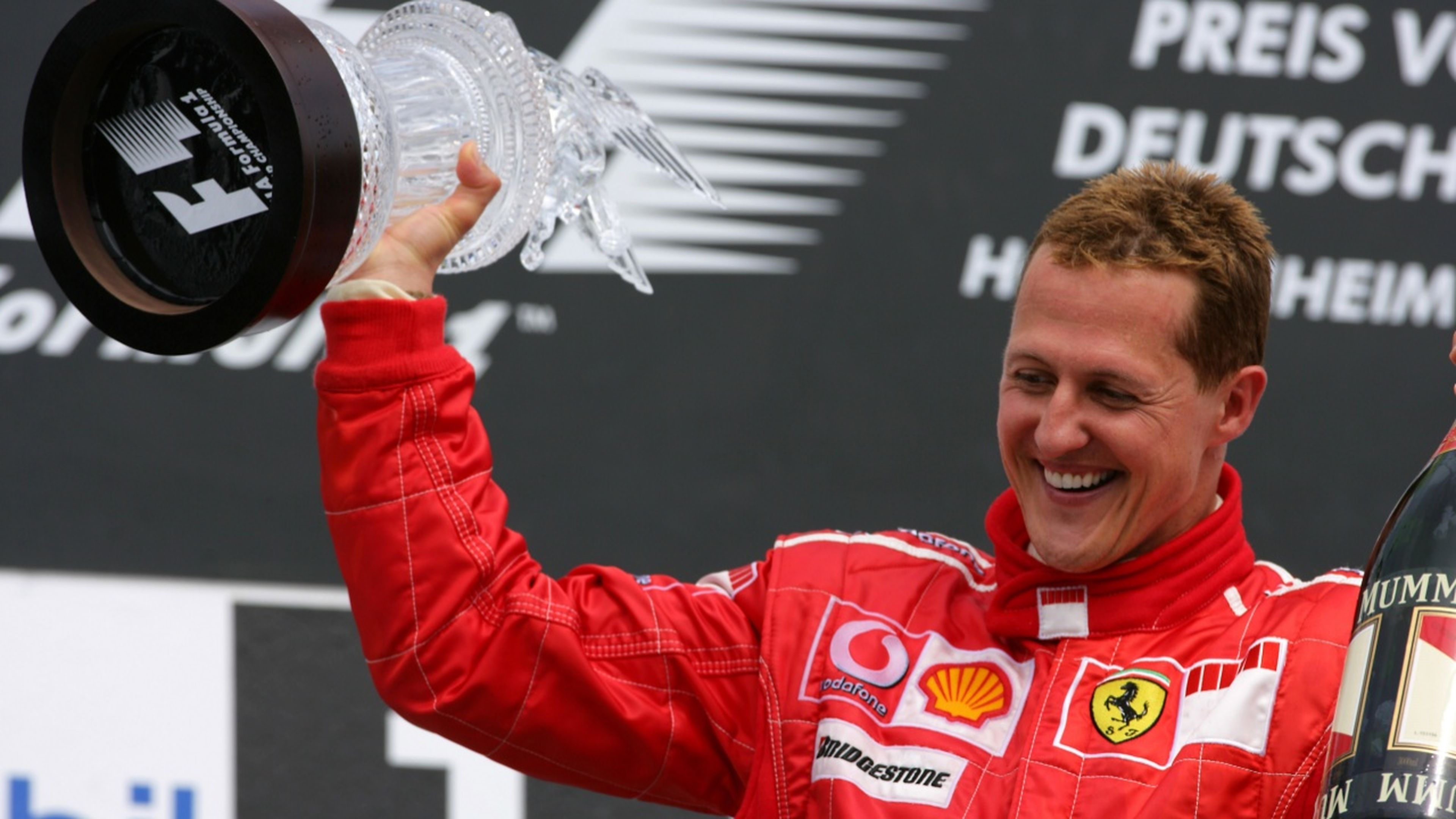 Michael Schumacher con un trofeo