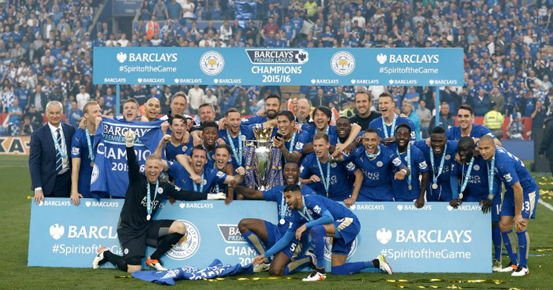 Plantilla del Leicester en la temporada 2015-16 celebrando el título de la Premier League