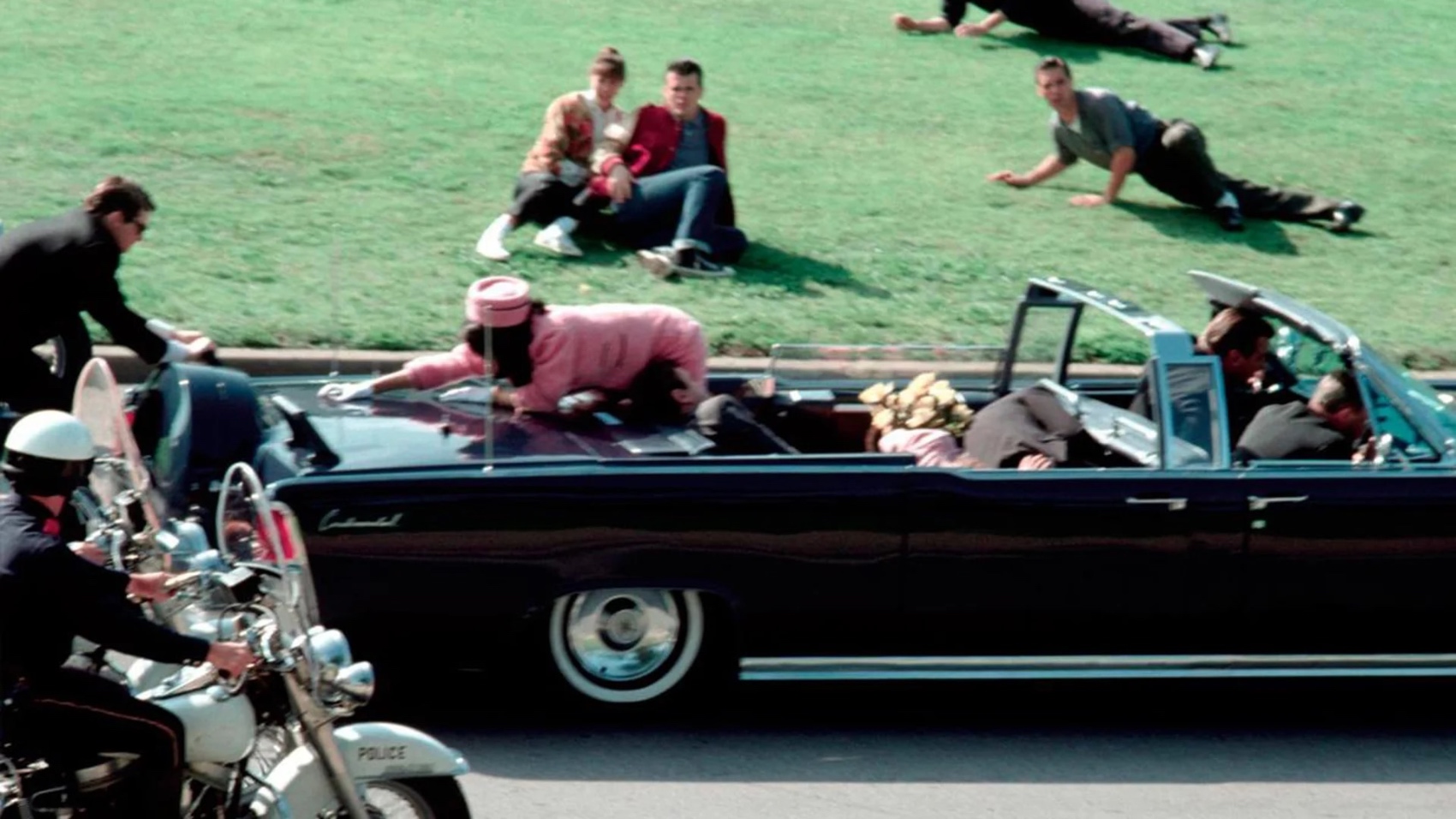 JFK tras el asesinato y la mujer huyendo