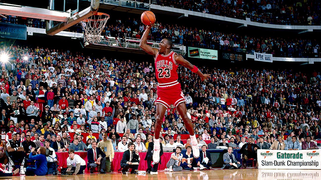 Michael Jordan realizando un mate