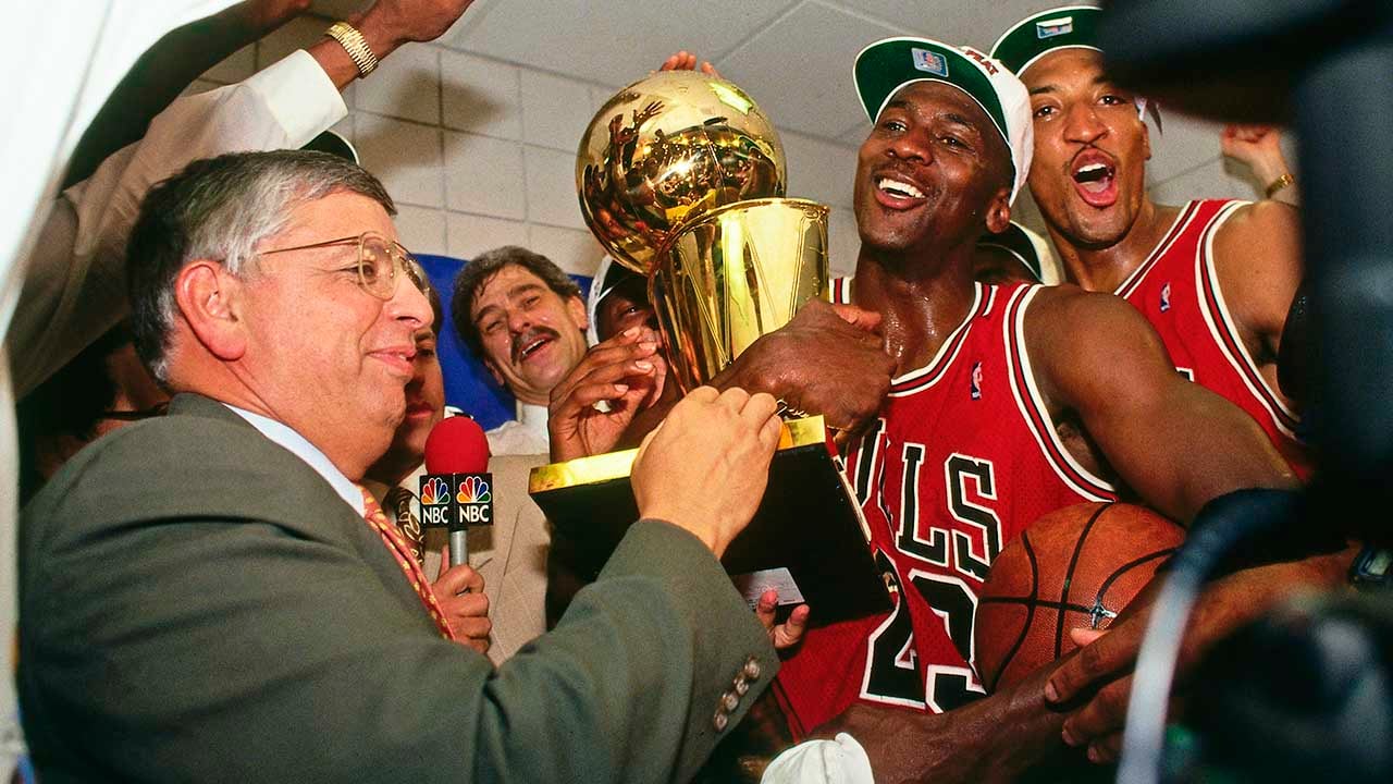 Michael Jordan con el trofeo de campeón
