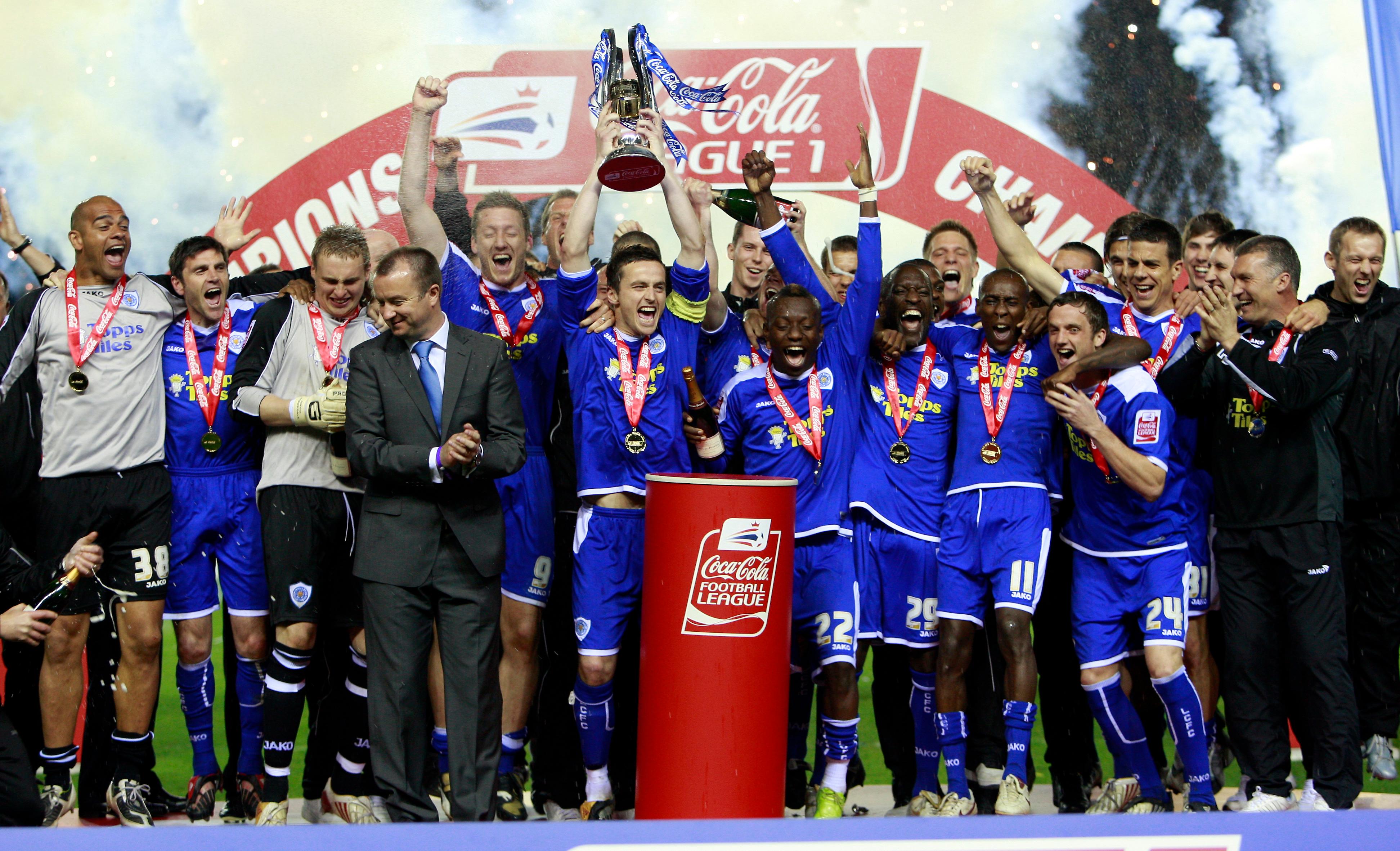 Plantilla del Leicester en la temporada 2008-09 celebrando el título de tercera división inglesa