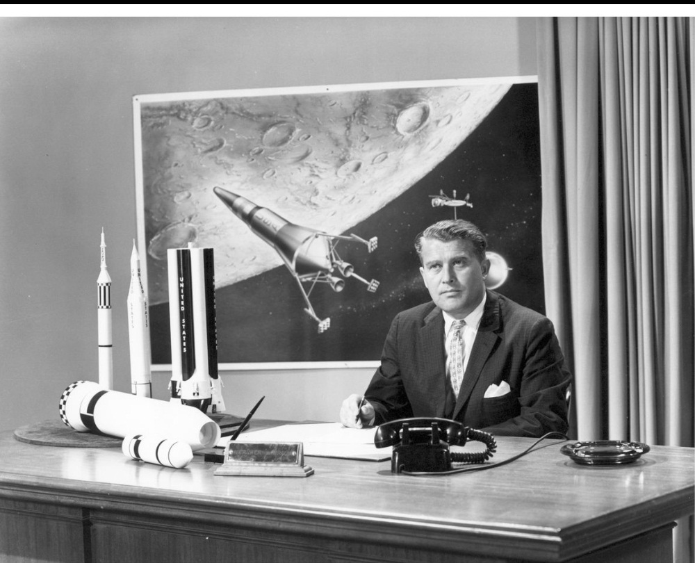 Wernher von Braun, un ingeniero aeroespacial alemán que había desarrollado cohetes V-2 para el régimen nazi