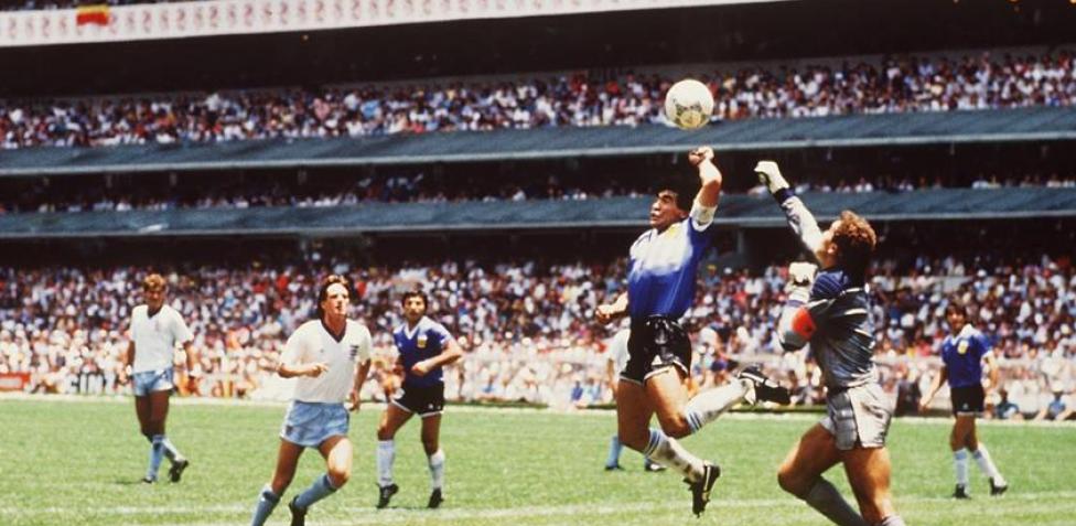 Maradona marcando gol con la mano, la mano de Dios