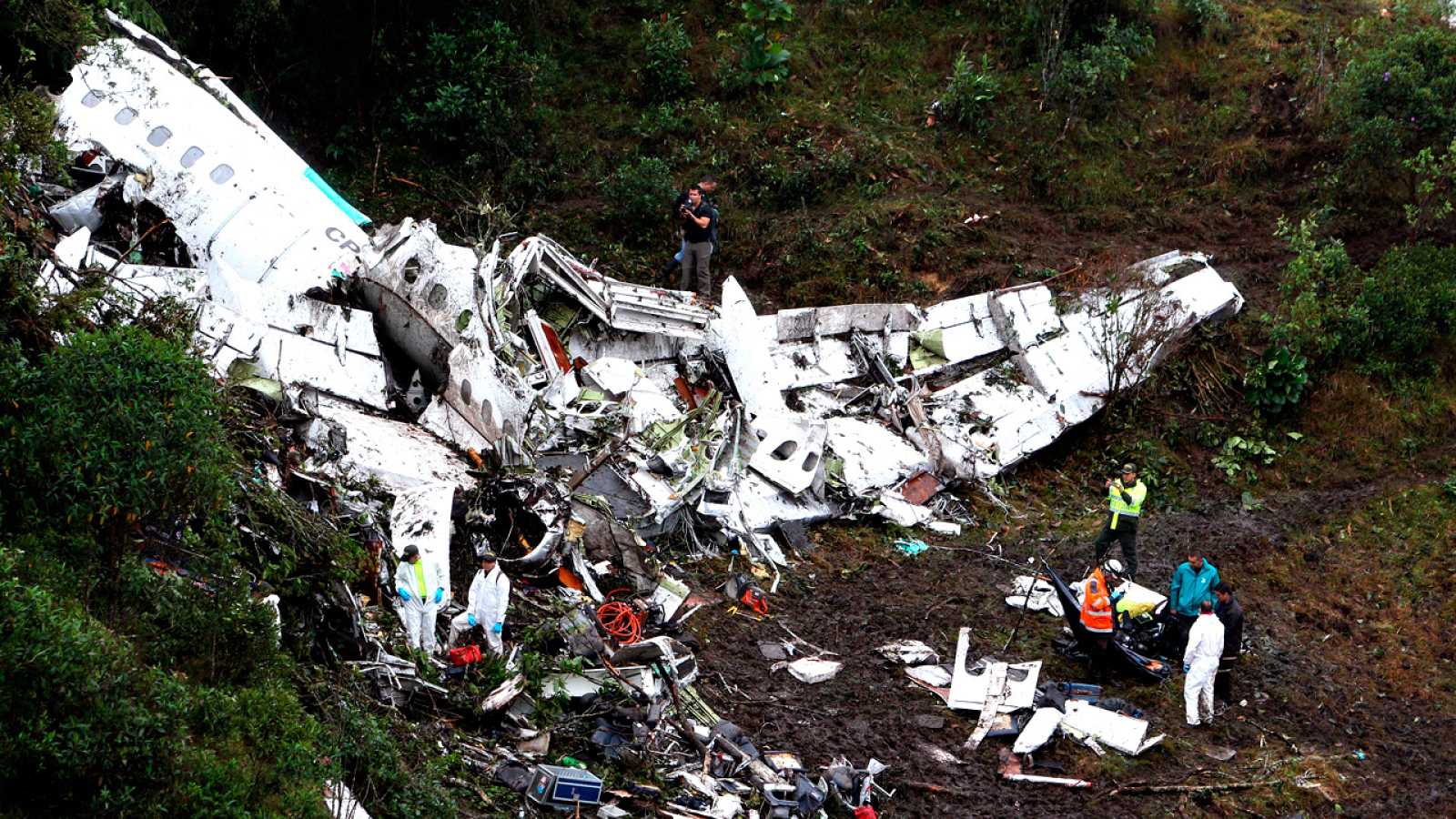 Restos del avión del Chapecoense tras el accidente