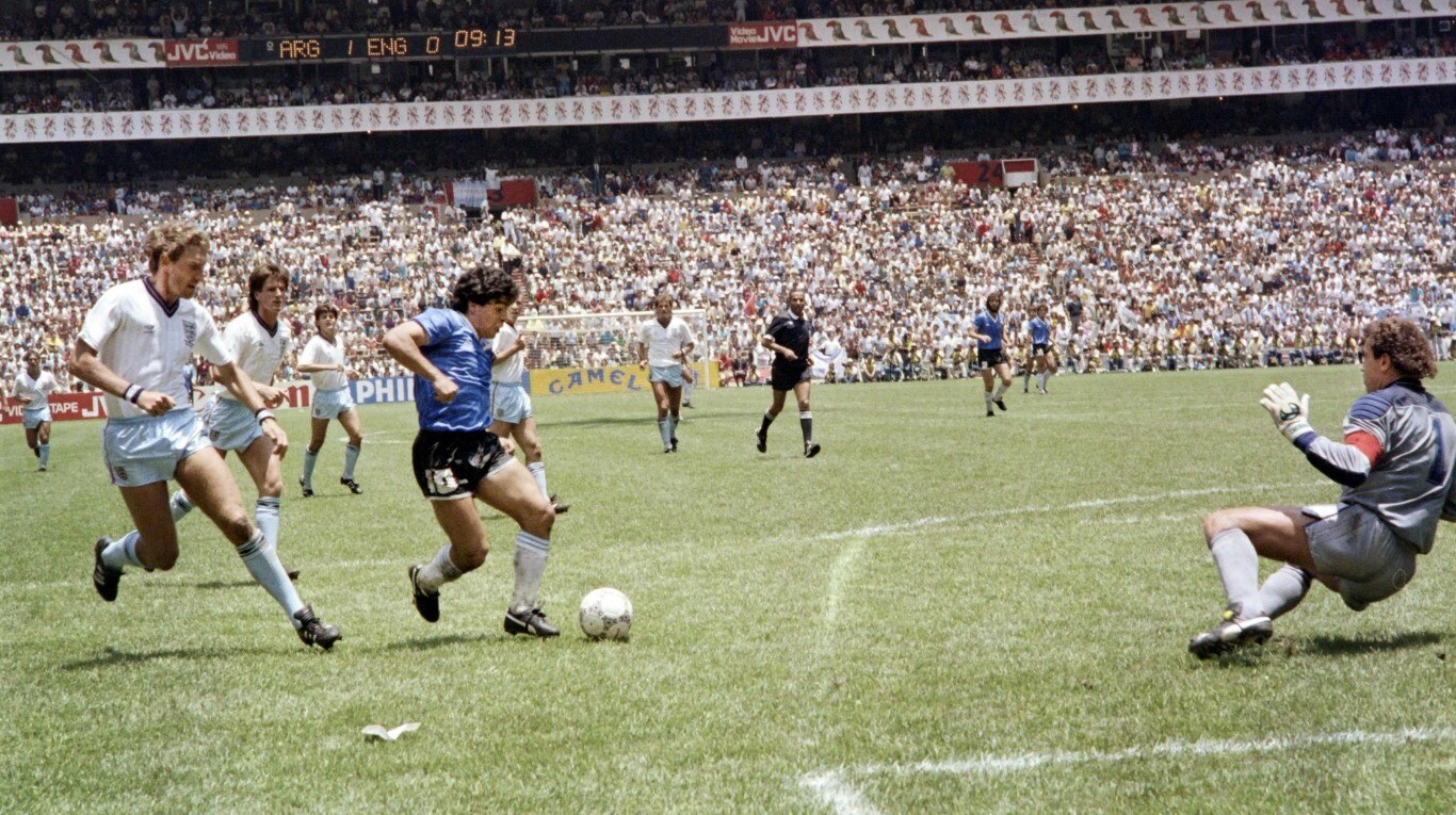 Maradona regateando al portero después de regatear desde el medio del campo a todo el equipo